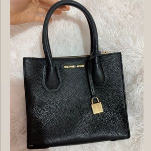 Michael Kors small Mercer bag in color black